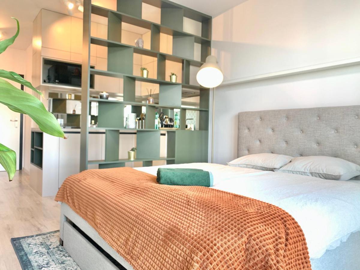 Luxury, Bright Studio With Parking And Balcony In Bratislava Center ภายนอก รูปภาพ