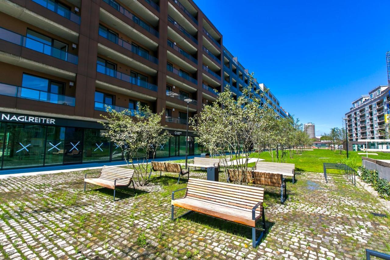 Luxury, Bright Studio With Parking And Balcony In Bratislava Center ภายนอก รูปภาพ