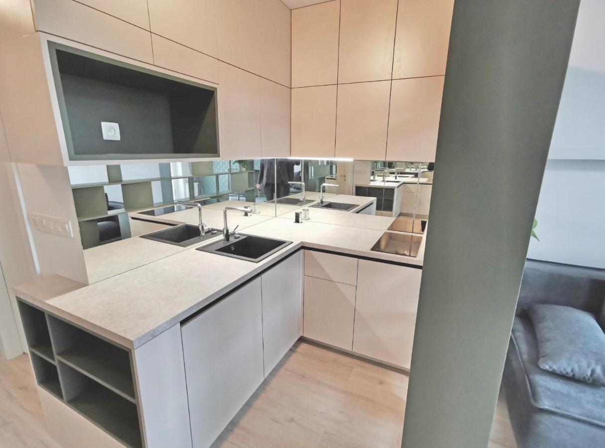 Luxury, Bright Studio With Parking And Balcony In Bratislava Center ภายนอก รูปภาพ