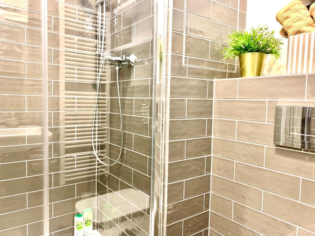 Luxury, Bright Studio With Parking And Balcony In Bratislava Center ภายนอก รูปภาพ